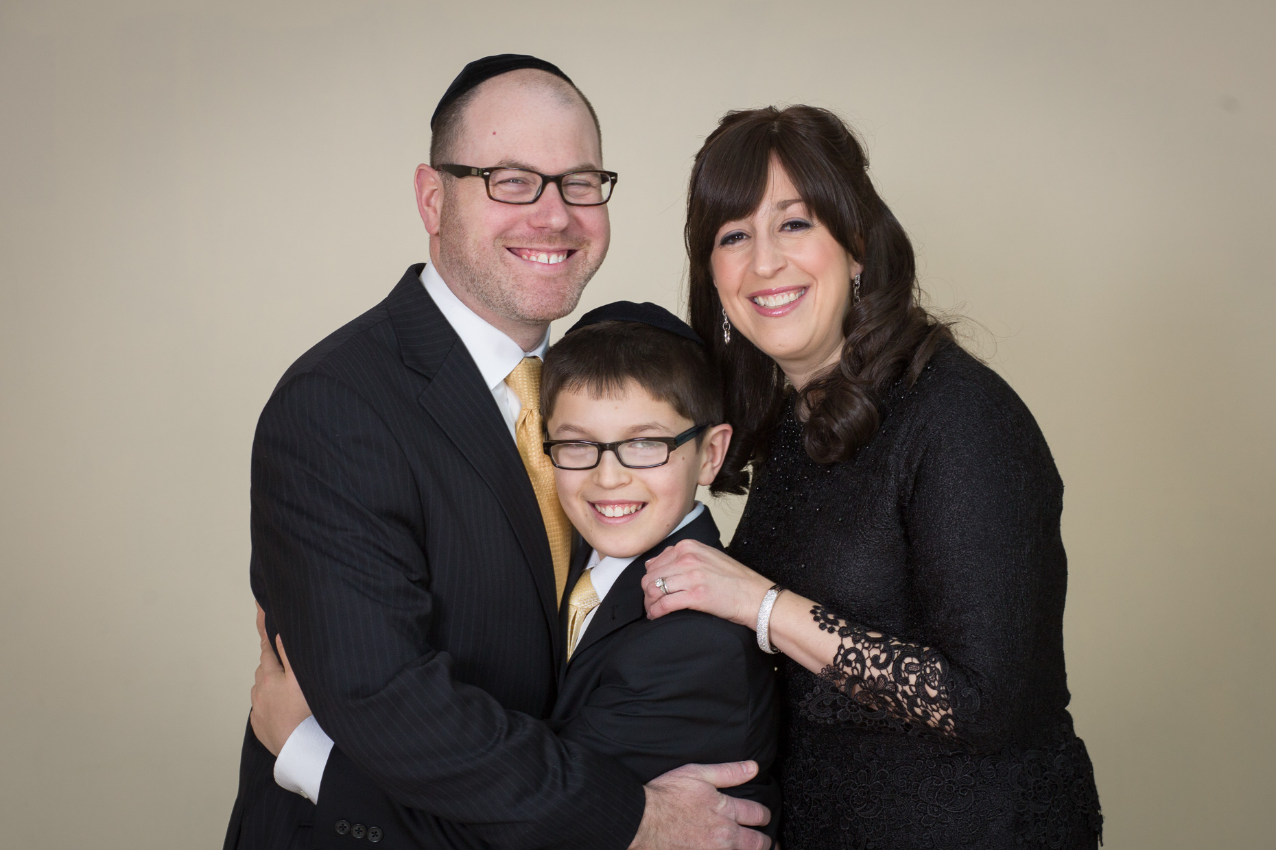 barmitzvah portrait with parents